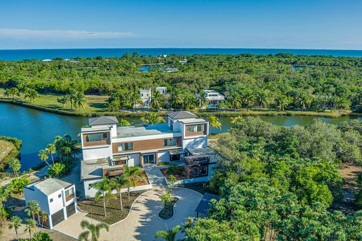 8-BR villa with private pool, rooftop deck & kayak gallery image 2