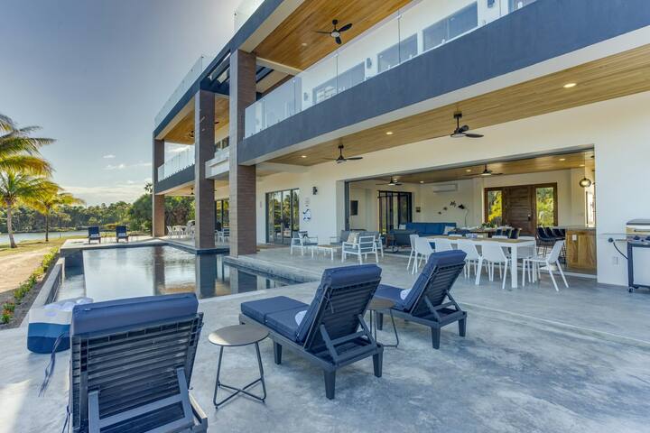 8-BR villa with private pool, rooftop deck & kayak gallery image 4