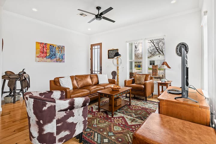 Spacious Home Close to Downtown & UT! – Luxe Manor