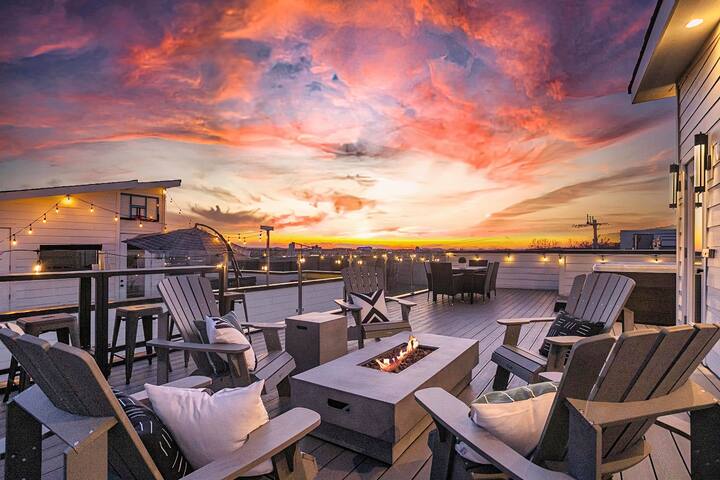 Perfect for Large Groups: 2 Homes with City Views gallery image 3