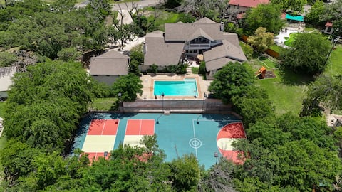 Huge Pickleball Mansion~Sleeps 26~Pool & Hot Tub