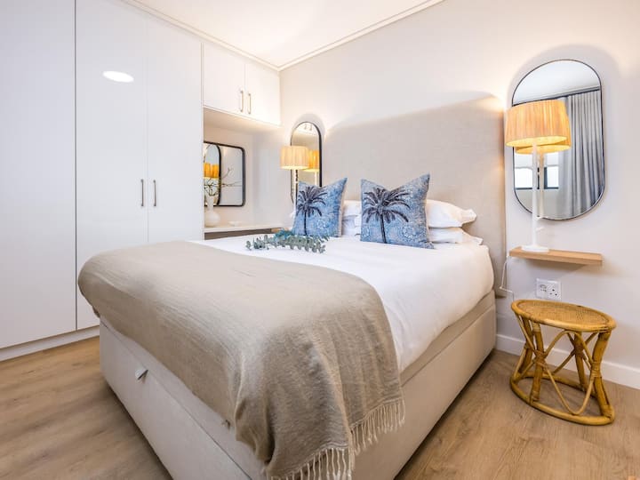 Dormitorio con armarios empotrados, decorado para reflejar el ambiente vacacional costero para una estadía tranquila.