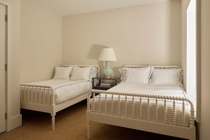 Საძინებელი 8 - ორი სრული საწოლი აბაზანა-ტუალეტით