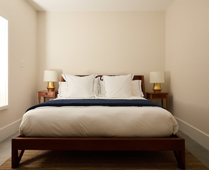 Საძინებელი 7 - 1 დიდი საწოლი და 1 რულონური საწოლი