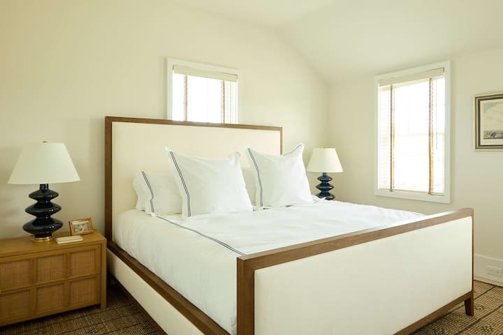 Საძინებელი 2 - დიდი საწოლი ღია სააბაზანოთი