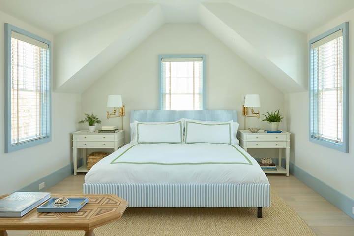 Საძინებელი 1 - დიდი საწოლი სრული აბაზანითა და შესასვლელი კარადით