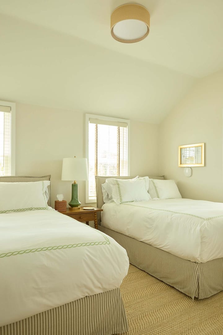 Საძინებელი 3 - ორი სრული საწოლი სრული აბაზანით