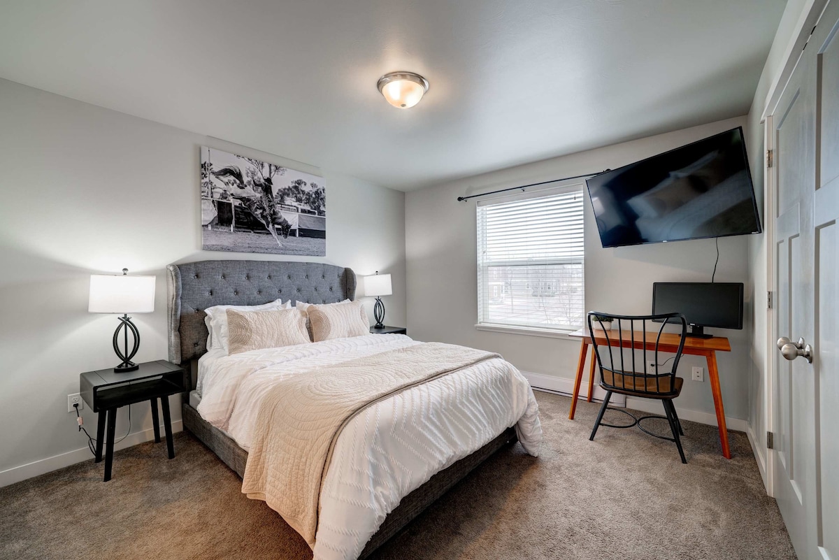 Slaapkamerretraite: lichte kamer met een zacht bed, een werkplek en een moderne inrichting om je verblijf op te frissen!