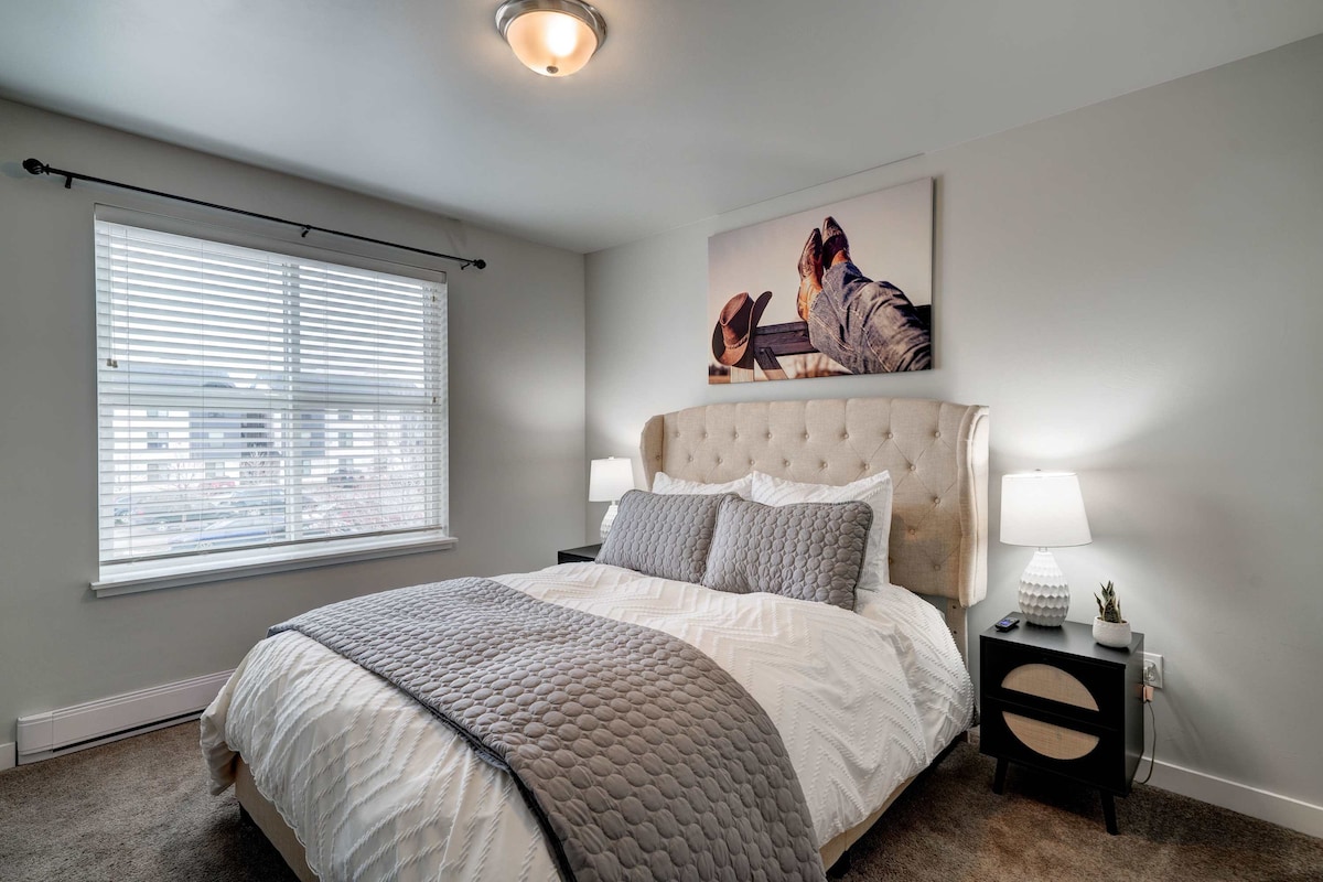 Slaapkamerretraite: stijlvolle inrichting, lichte ramen en een zacht bed wachten op je rustgevende uitje!