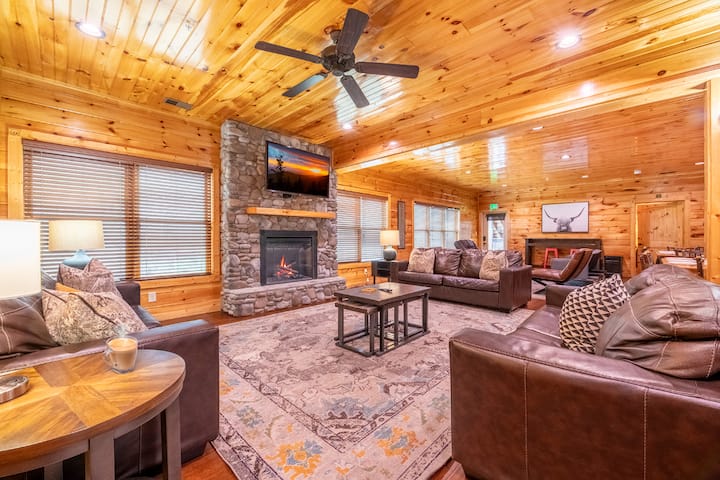 *Huge 12bd Lodge Near Town! Hot Tubs + Theater* - Tennessee