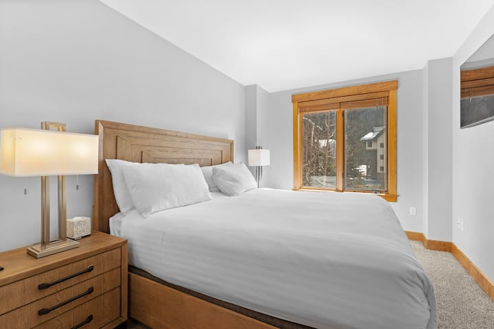 Примарна спална соба со брачен кревет (широк 150-179 см) со премиум постелнина, телевизор со рамен екран и сопствена бања. 