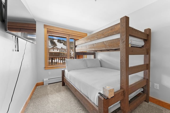 Гостинска спална соба со двоен кревет на спрат и телевизор со рамен екран, совршена за децата!