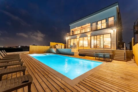 4,000 SF Waterfront Home, With Pool, Sleeps 20