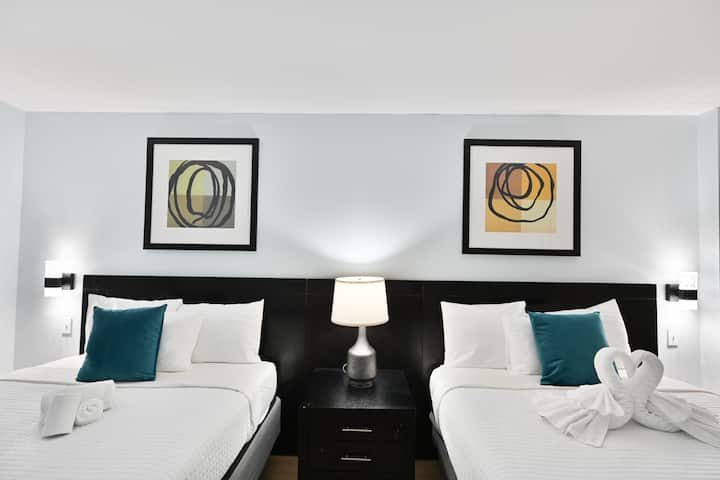 Cama lujosa y cómoda, y sábanas suaves, este dormitorio ofrece tanto lujo como relajación.
