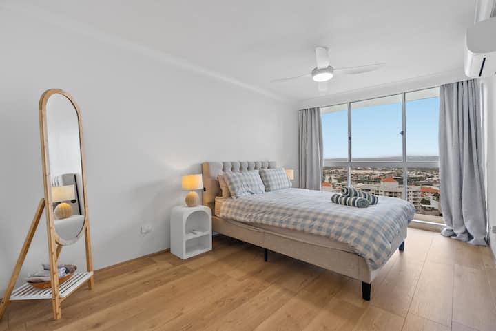 Dormitorio principal con vistas al río en el apartamento vacacional Surfers Paradise