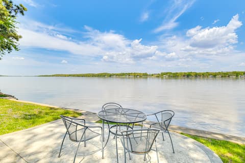 Steps to Mississippi River: Cozy Hot Tub Haven!