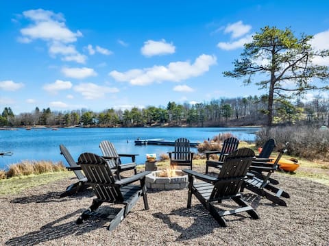 Lakefront Summer Getaway w/ HotTub+Games+FirePit