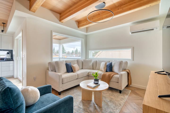 4BR – Alberta Arts Townhome – Shop – Dine – Chill