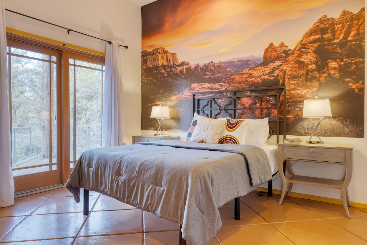 ห้องนอน 3 มีเตียงควีนไซส์ทีวีและทางเข้ากลางแจ้ง