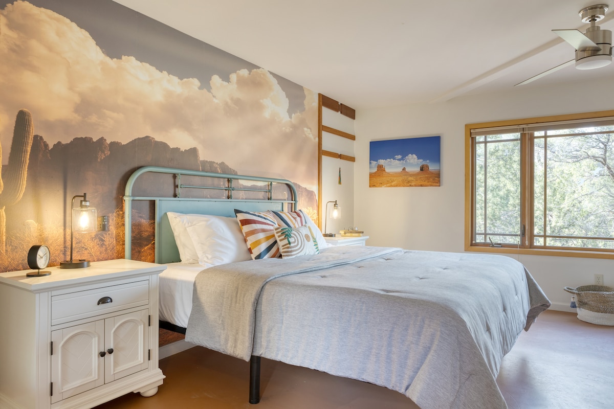 ห้องนอน 2 มีเตียงคิงไซส์ทีวีและห้องน้ำในตัว