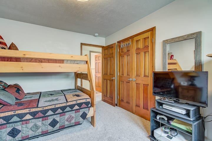 Spálňa 4 má poschodovú posteľ a vysúvací lôžko.