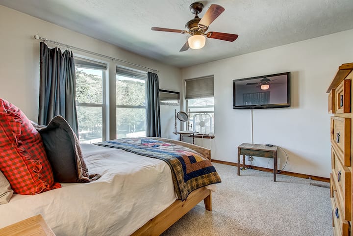 Spálňa 3 má manželskú posteľ.