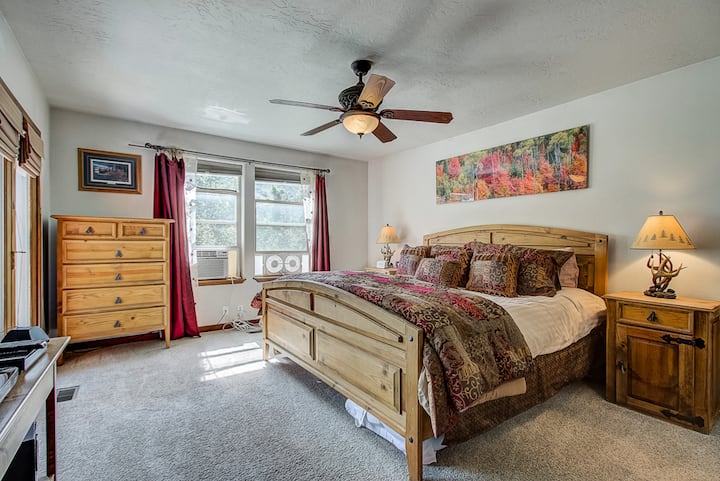 Hlavná spálňa má manželskú posteľ.