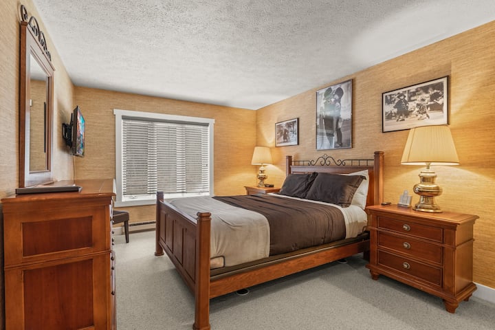 De primaire slaapkamer heeft een queensize bed, een tv en een eigen badkamer.