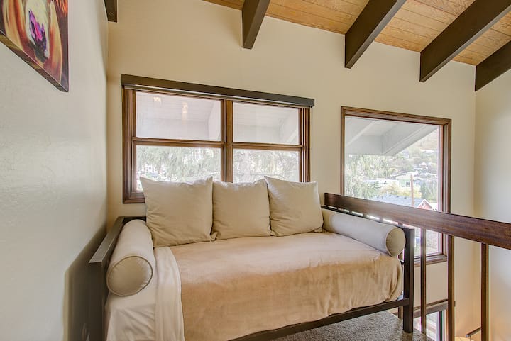 Cama nido en el loft de aterrizaje.