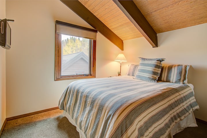 El dormitorio 2 cuenta con una cama queen.