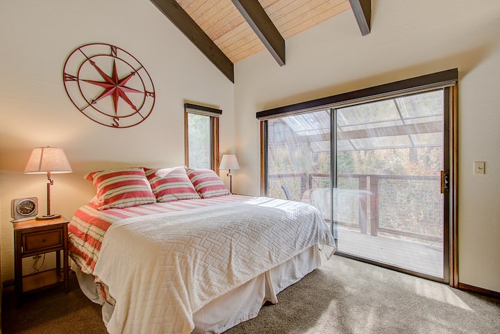 El dormitorio principal cuenta con una cama tamaño king y un baño privado.