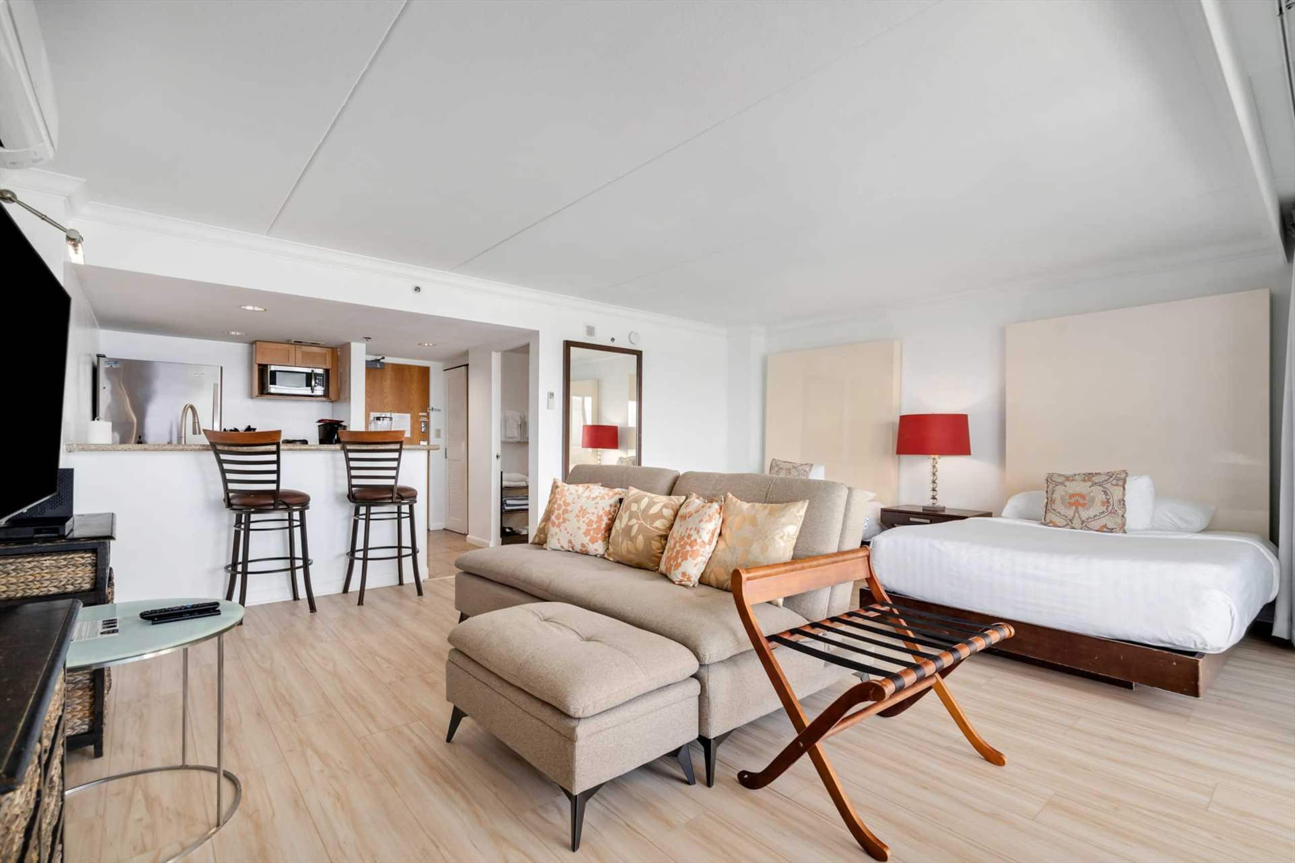 Condo in Honolulu · ★4.75 · 1 bedroom · 3 beds · 1 private bath - Image 15
