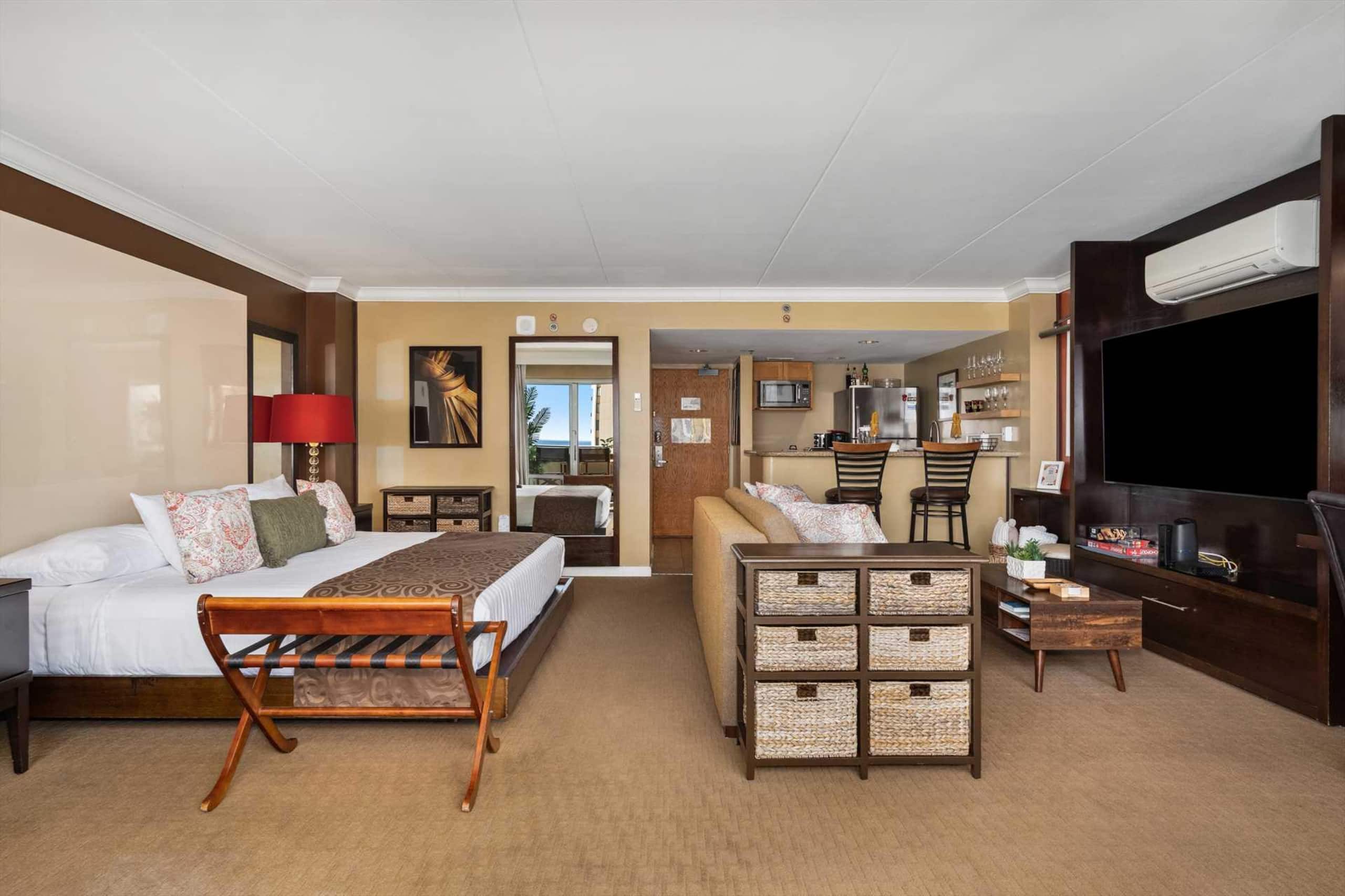 Condo in Honolulu · ★4.88 · 1 bedroom · 2 beds · 1 private bath - Image 12