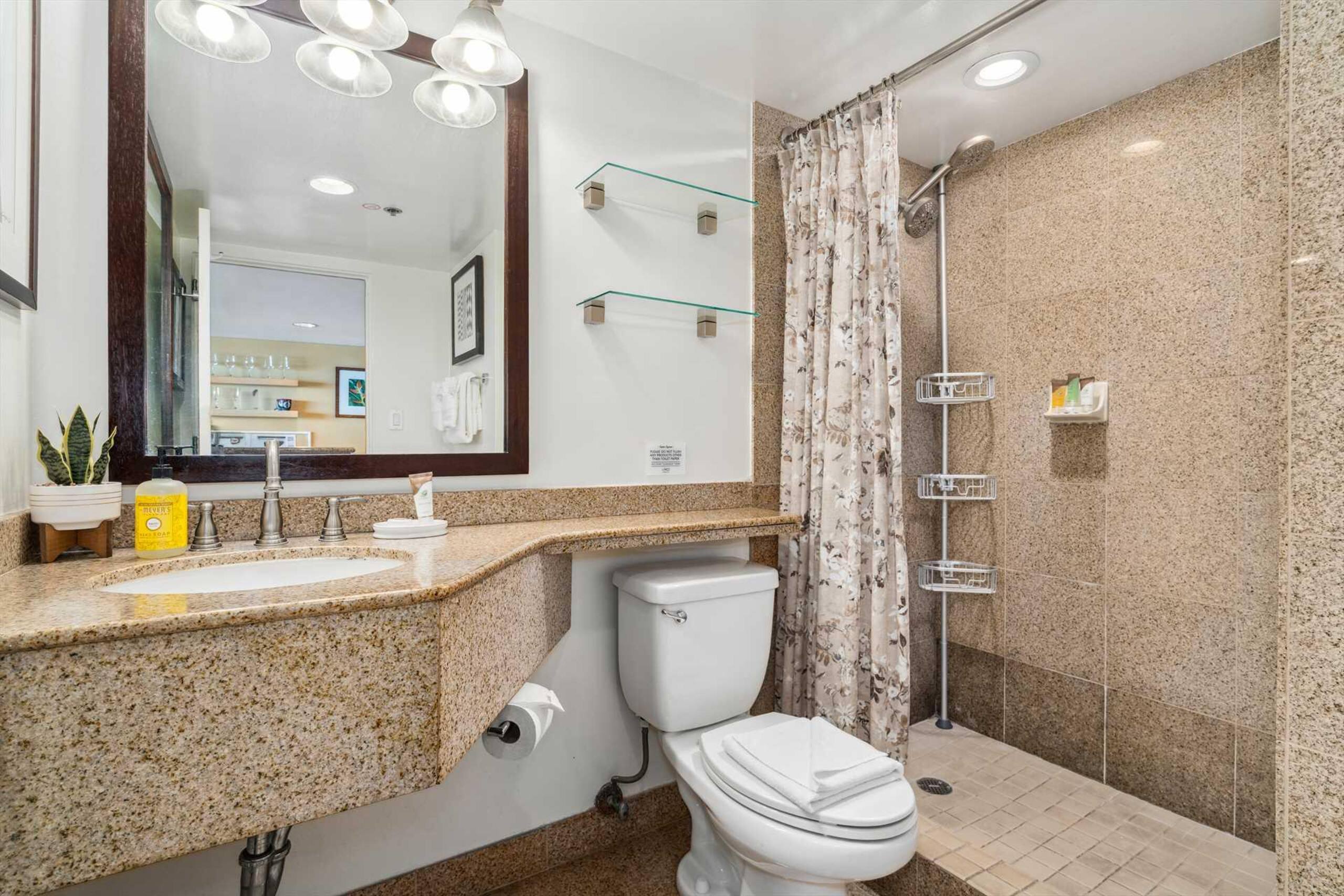 Condo in Honolulu · ★4.88 · 1 bedroom · 2 beds · 1 private bath - Image 21