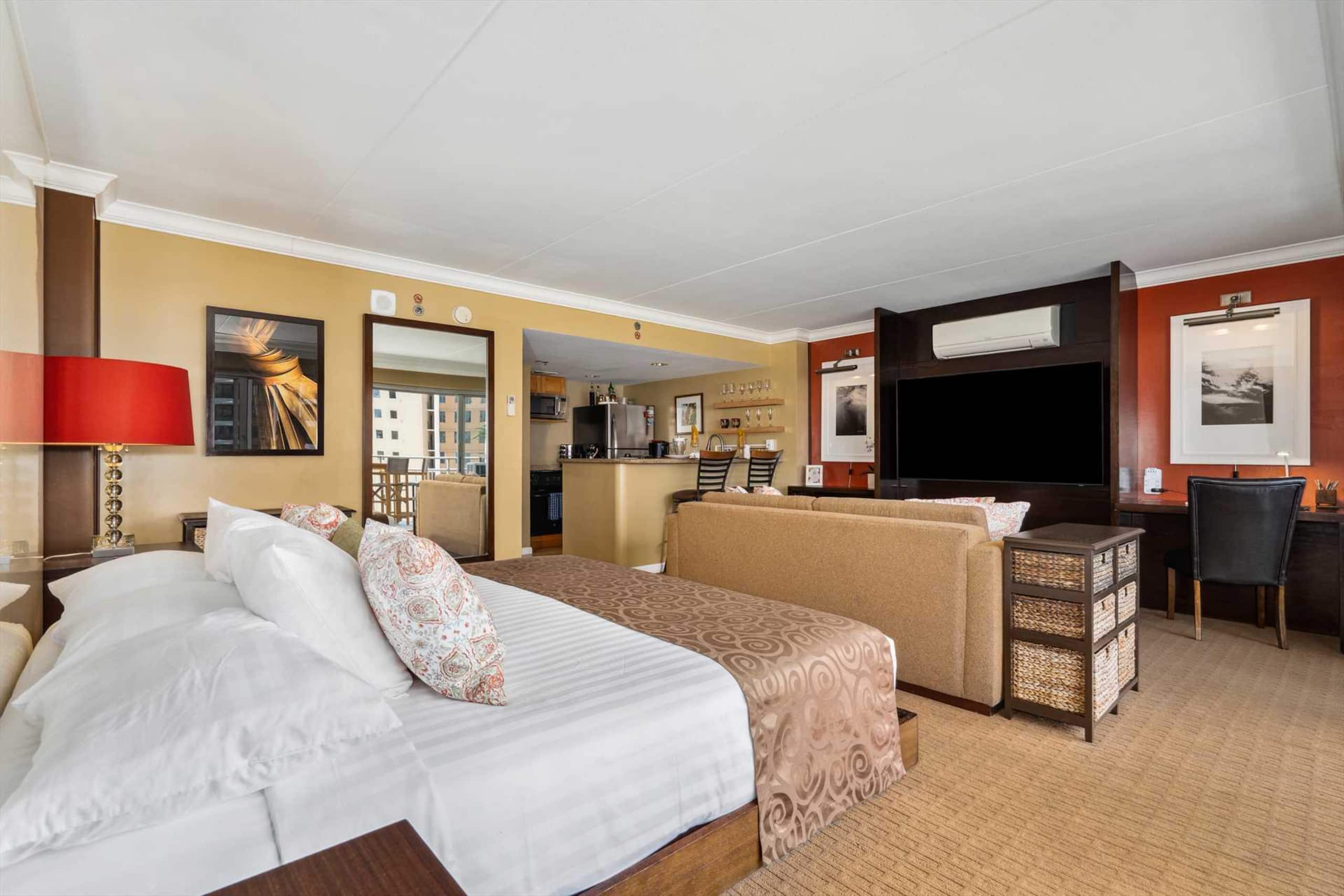 Condo in Honolulu · ★4.88 · 1 bedroom · 2 beds · 1 private bath - Image 14