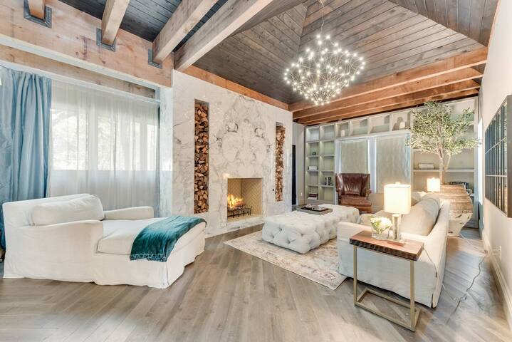 Elegant 3-Suite Retreat w/ Pool gallery image 2