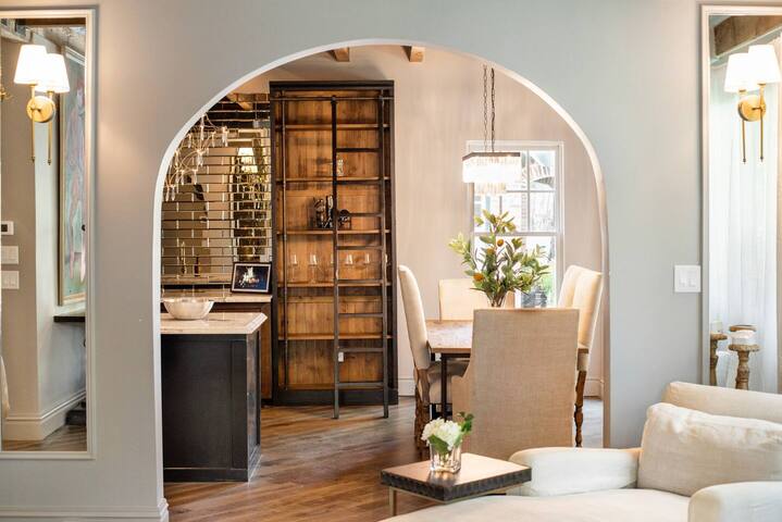 Elegant 3-Suite Retreat w/ Pool gallery image 4