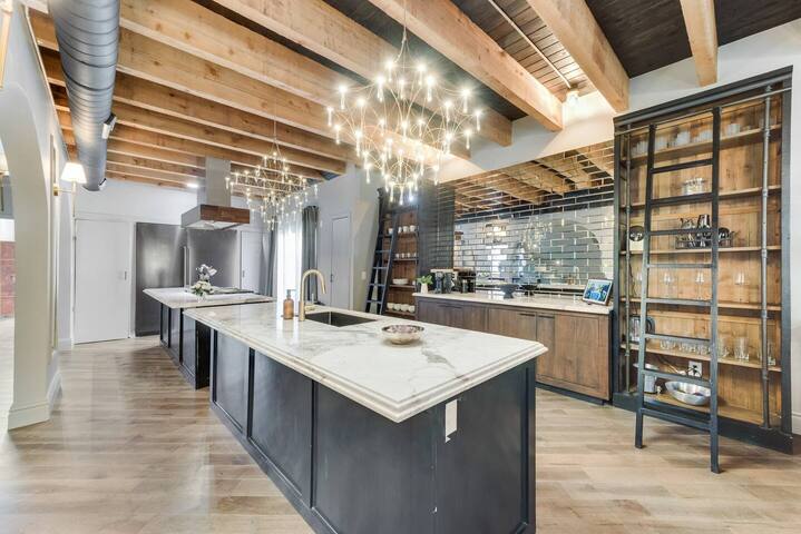 Elegant 3-Suite Retreat w/ Pool gallery image 3