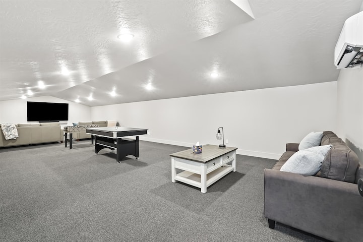 Mbi gjirin e rulotës - Dhomë argëtimi bonus, tavolinë e vogël pishine, ping pong, shah, damë, televizor 86 inç, 8 dyshekë gjumi, 3 divane