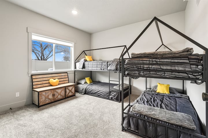 Dhomë për fëmijë, 4 krevate dyshe