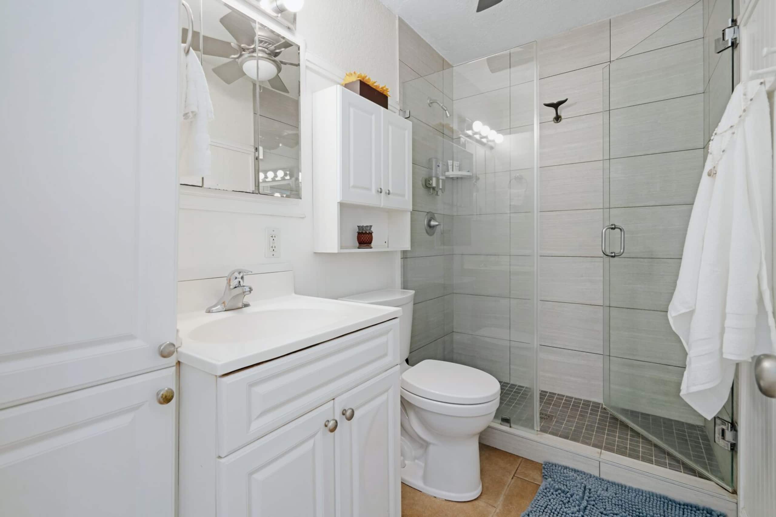 Gorgeous Remodeled Condo - Image 14