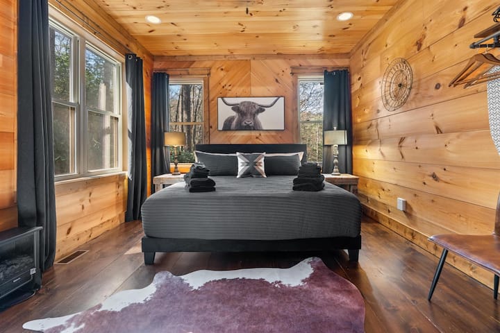 спалня с голямо двойно легло на основния етаж