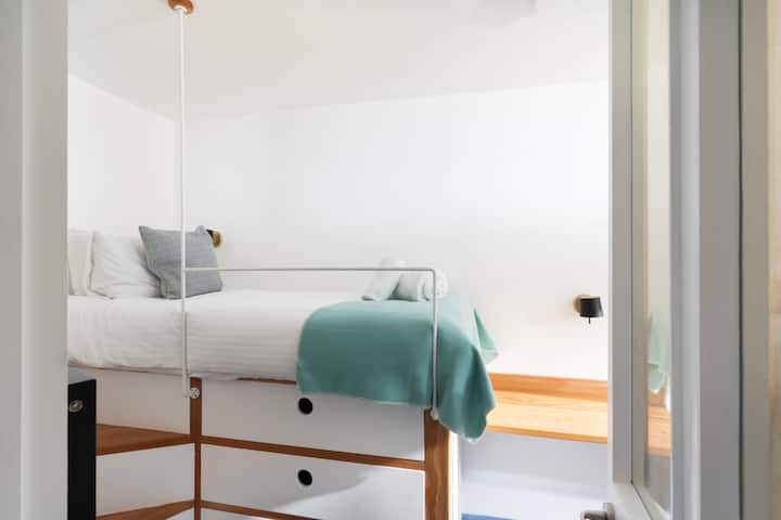 Zweites Schlafzimmer mit zwei eingebauten Einzelbetten und Stauraum