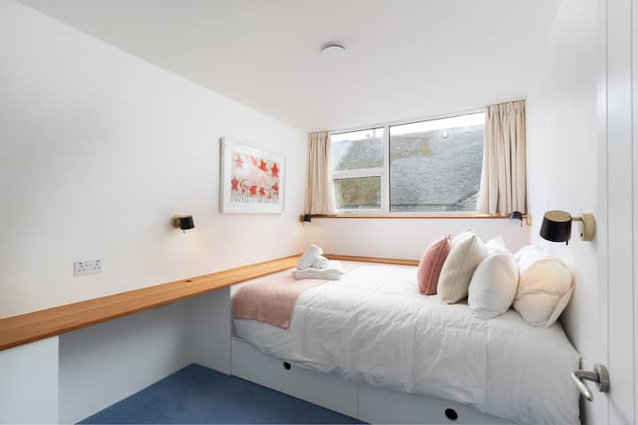 Hauptschlafzimmer mit Kingsize-Bett und eigenem Bad mit Dusche