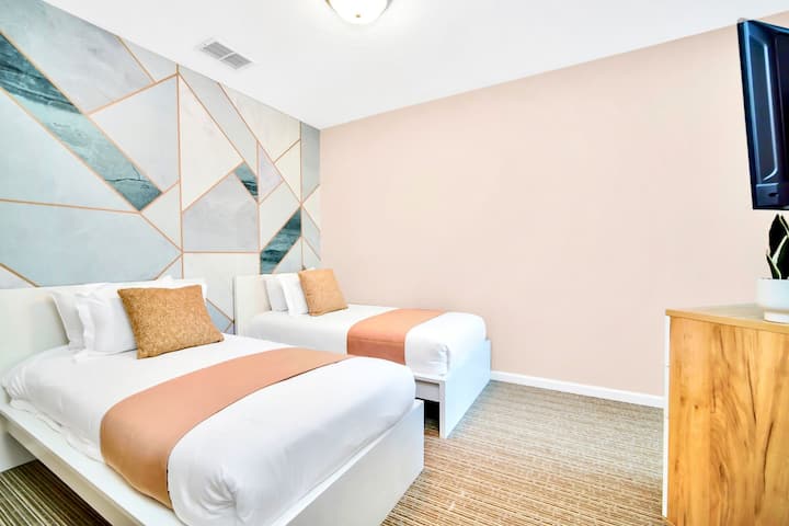 Dormitorio con dos camas y TV inteligente