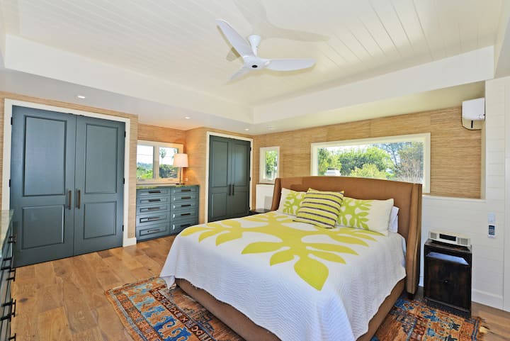 Priestranný primárny apartmán s manželskou posteľou, sedacou časťou a vlastnou kúpeľňou s vírivkou