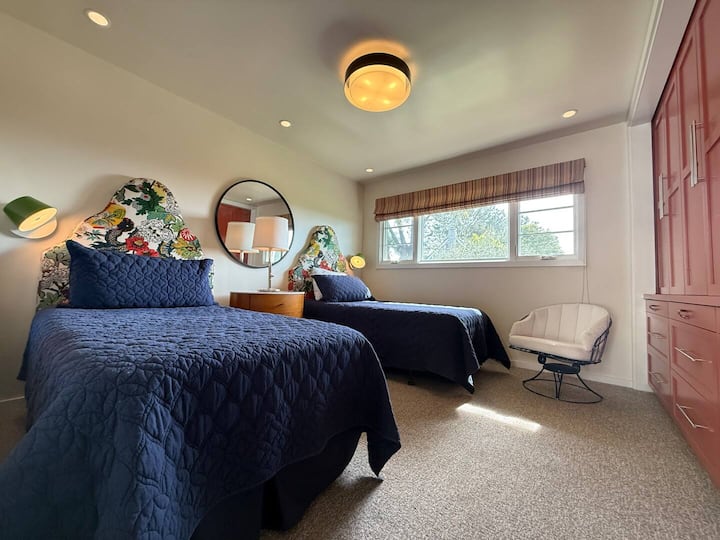 Spálňa 3 s dvoma samostatnými lôžkami (alebo rozdelenou manželskou posteľou), plyšovým kobercom a dizajnovými kvetinovými prvkami