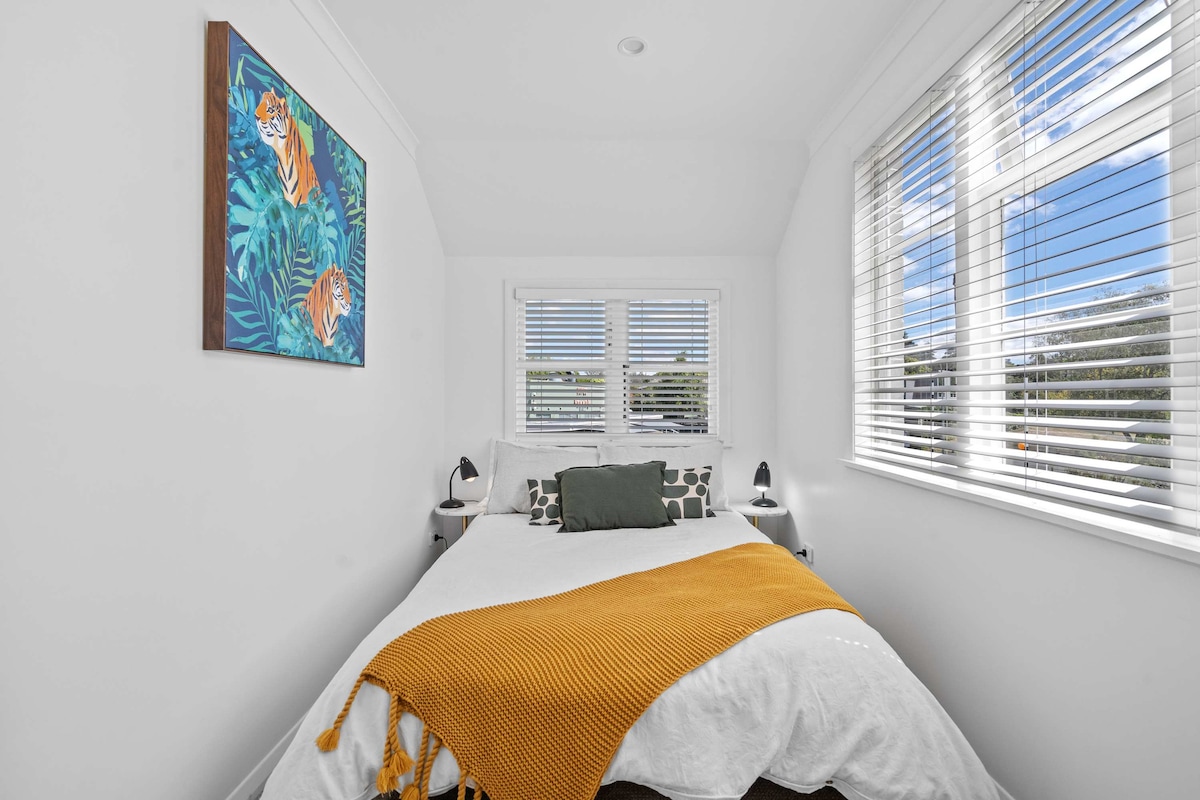 חדר שינה שני עם הרבה אור שמש