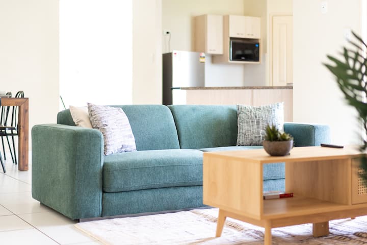 'Urban Escape' - Spacious Home - Sleeps 8 - Redcliffe