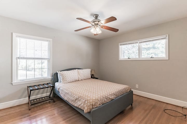 สถานที่พักผ่อนเล็กๆ ที่ห่อหุ้มด้วยผ้าปูที่นอนและความรัก